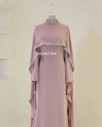 Maßgeschneiderte, moderne, komplizierte Jersey-Kleider mit Rüschen und Strasssteinen, geradem, hohem Kragen, lange Kleider, maßgeschneiderte Anlasskleider, klassisch.