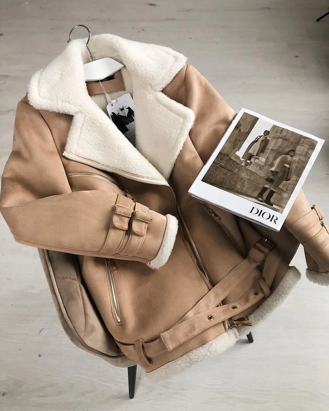 Die neue Damenjacke mit extra dicker, warmer und extra dicker Lammfeder-Reiterjacke mit Kunstfell