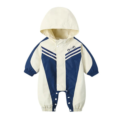 2025 Herbst winddichter Babyspielanzug für Neugeborene, Farbblock, Druckknopf, Kapuze, einteilig, 0–2 Jahre, Säuglings-Outdoor-Regenmantel-Overall.