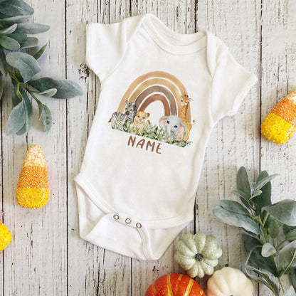 Personal isierte Baby Bodysuit Regenbogen Tier mit Namen Säugling Overalls Neugeborenen Wild One Outfits Stram pler Baby Geburtstag Dusche Geschenke.