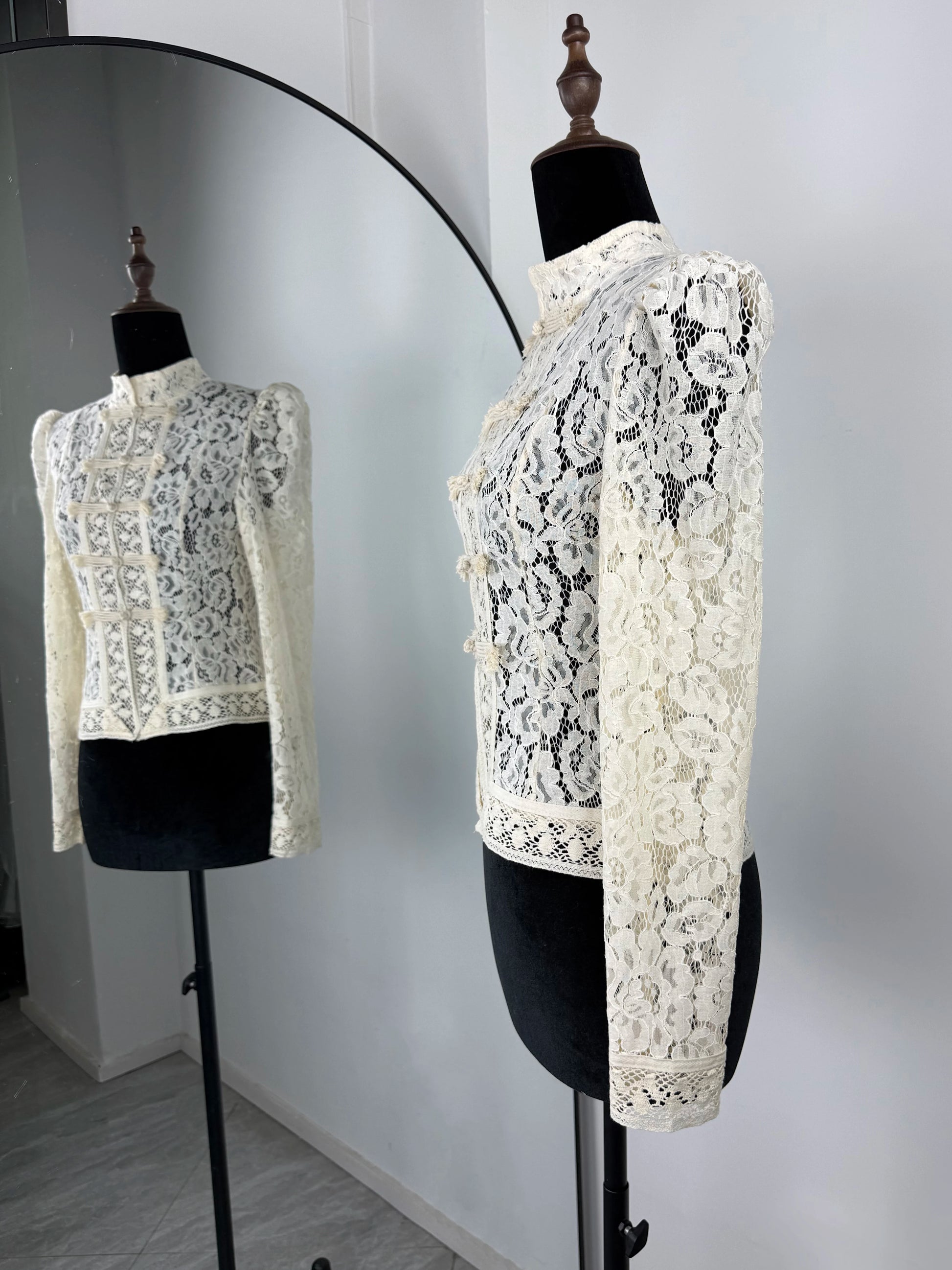 Tuularose Luxury Lace Blouse Fashion Lace Print Single Breasted Slim Shirt Vintage Elegant Party Looks Summer Women Blouse Tops.