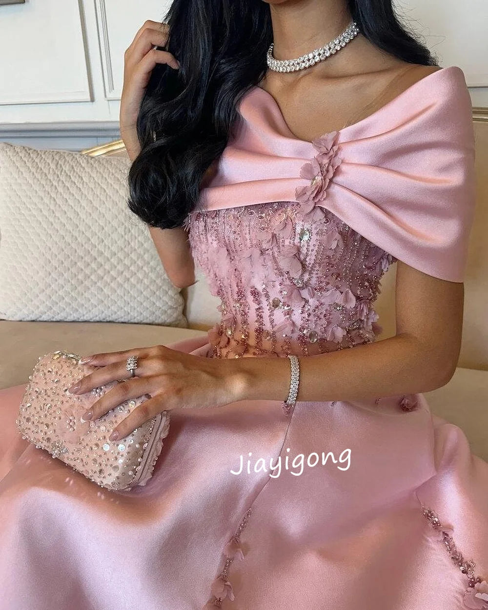 Maßgeschneiderte, elegante, charmeusefarbene, mit Pailletten besetzte, schulterfreie A-Linien-Midikleider, maßgeschneiderter Anlass im chinesischen Stil.