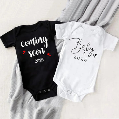 Baby-Ankündigung bald 2026 Neugeborene Baby-Bodys Sommer Jungen Mädchen Strampler Körper Schwangerschaft offenbaren Kleidung.