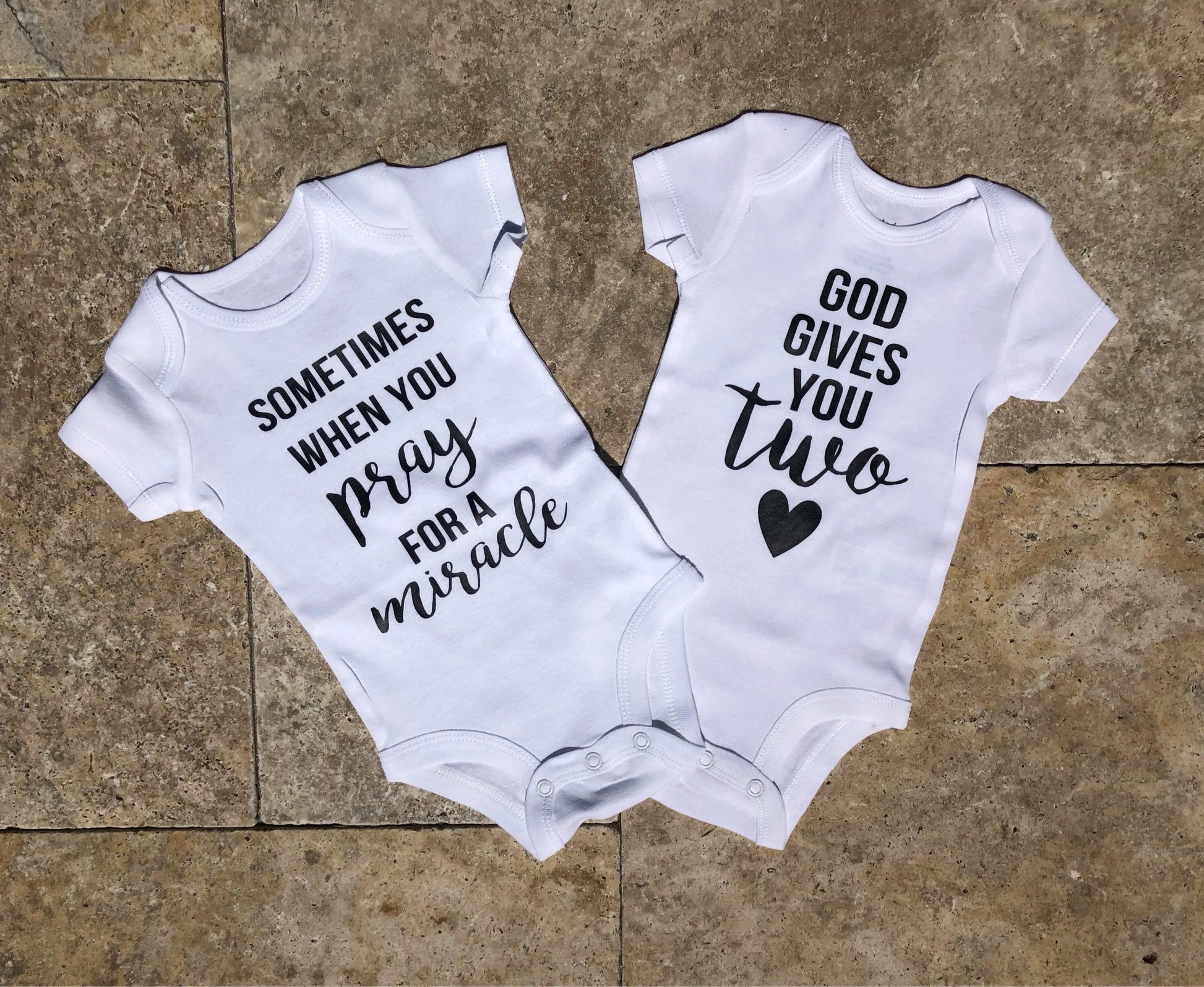 Zwillinge Neugeborenen Baby Body Sommer Infant Baby Geboren Kurzarm Kleidung Jungen Mädchen Overall Schwangerschaft Ankündigung Zwillinge Geschenke.