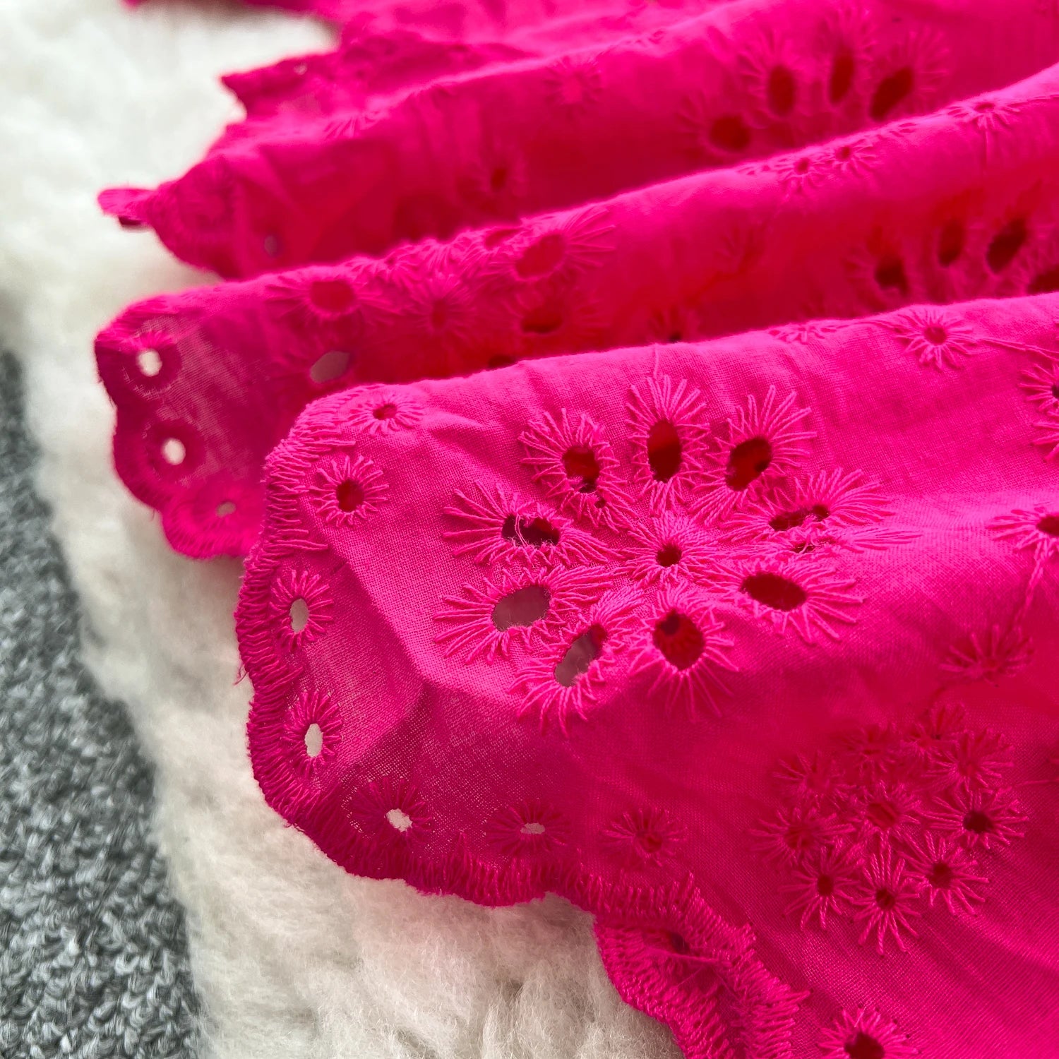 SINGREINY Schickes, ausgehöhltes Kleid mit Stickerei, Rüschen, Spleiß, schulterfrei, elastisch, gerüscht, schlank, 2025, solides, sanftes, langes Urlaubskleid.