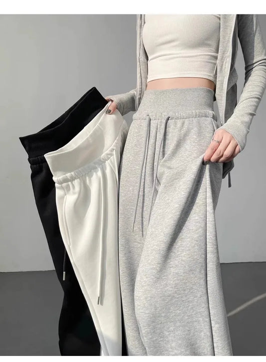 Graue Sporthose für Damen mit hoher Taille und lockerem, schlankem, geradem Bein und weitem Bein. Amerikanische Jogginghose.