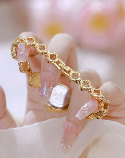 Women's Watch Lucky Four-Leaf Clover Bracelet Elegant Crystal Dress Watches for Women Fashion Luxury Small Quartz Ladies Clock