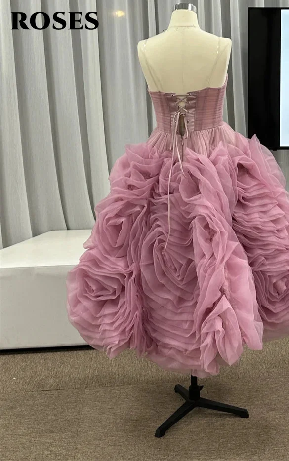 ROSES Lila Elegantes, wunderschönes Ballkleid, trägerloses formelles Tüllkleid mit Falten, gestuftes A-Linien-Abendkleid von Sezuza), maßgeschneidert.