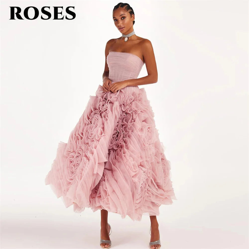 ROSES Lila Elegantes, wunderschönes Ballkleid, trägerloses formelles Tüllkleid mit Falten, gestuftes A-Linien-Abendkleid von Sezuza), maßgeschneidert.