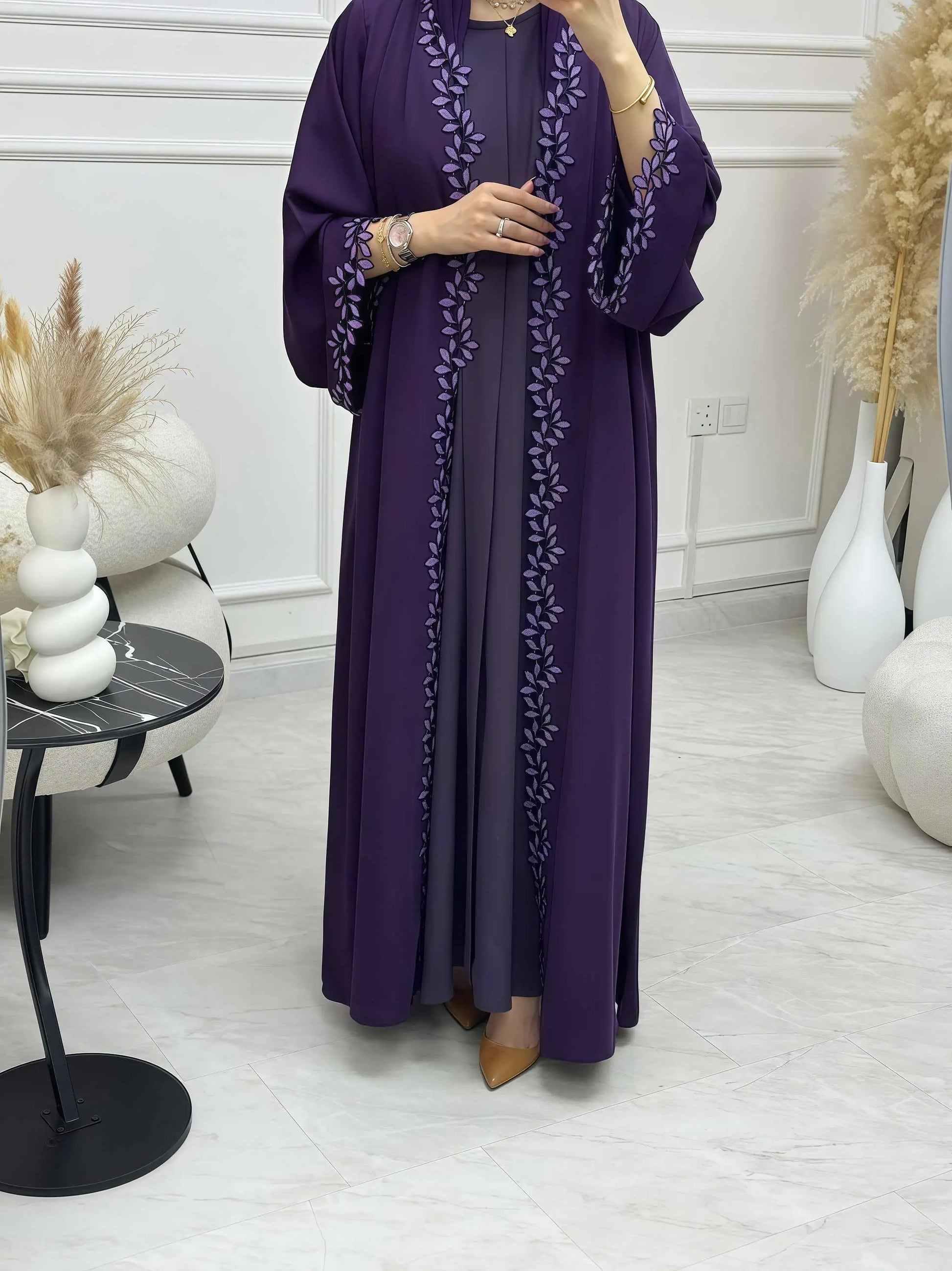 Dubai Elegante beige Abaya für muslimische Frauen – ingewöhnlich gefertigt mit mehrfarbigem Stickerei-Stück in islamischer bescheidener Mode.