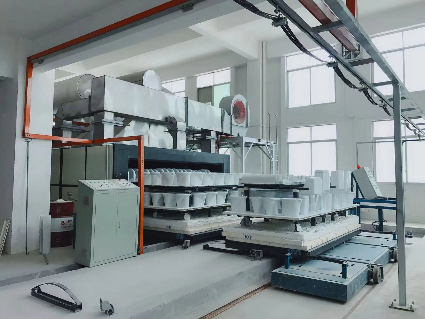 Einfache Installation, wandmontiertes Keramik-Badezimmerwaschbecken für kleine Räume