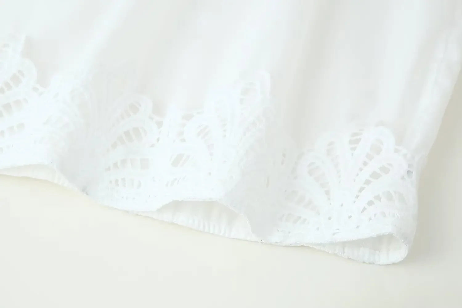 Modisches Slim-Fit-Midikleid mit V-Ausschnitt für Damen, Sommer 2022, aushöhlen, Spitzenbesatz, elegantes Kleid J5C226, knielang.