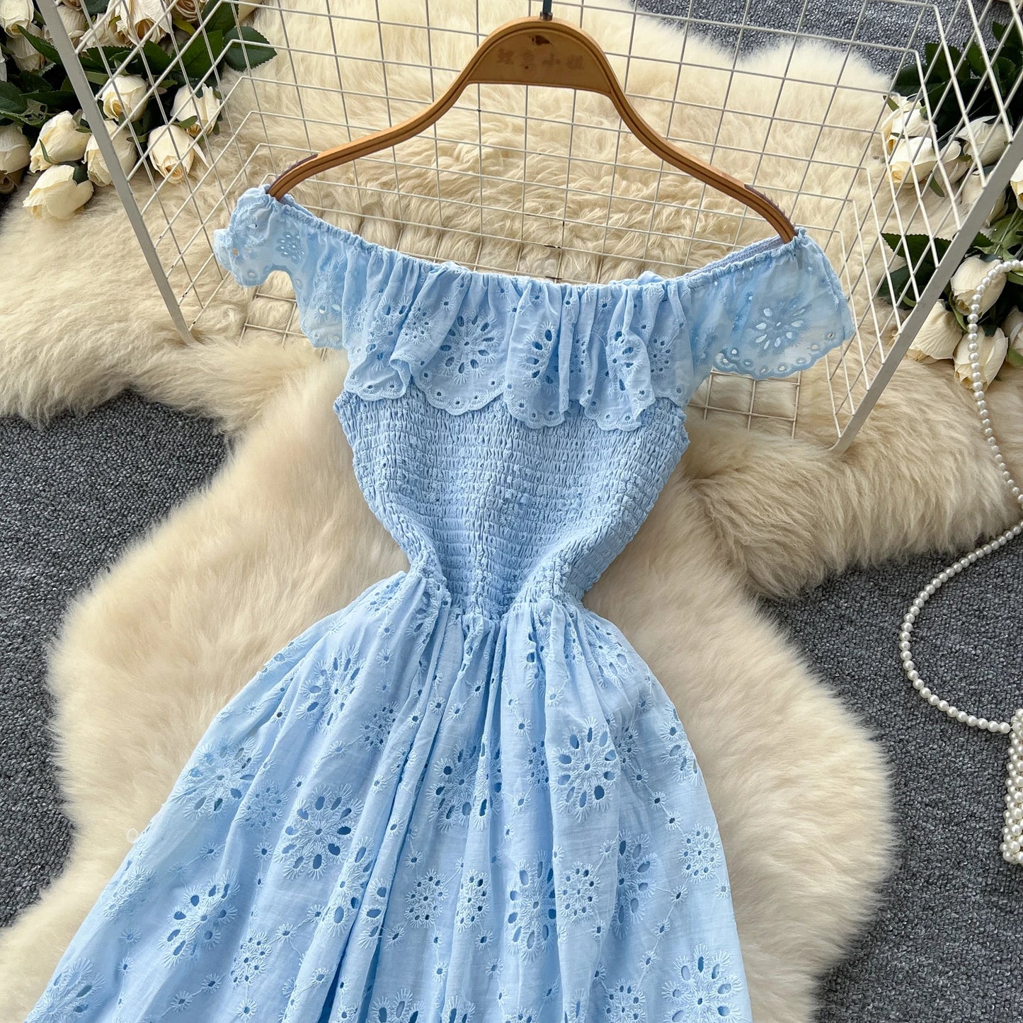 SINGREINY Schickes, ausgehöhltes Kleid mit Stickerei, Rüschen, Spleiß, schulterfrei, elastisch, gerüscht, schlank, 2025, solides, sanftes, langes Urlaubskleid.