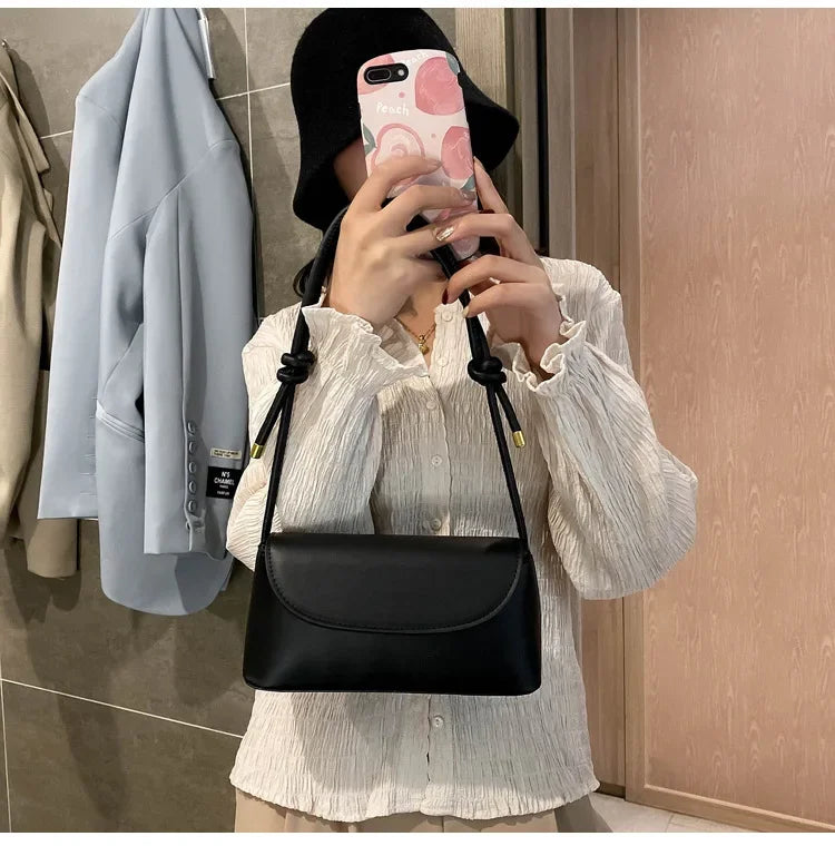 Internet celebrity retro small bag for women in autumn and winter, new trendy crossbody bag, fashionable one shoulder small bag.