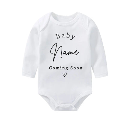 Personalisierter Baby-Body zur Schwangerschaftsankündigung, individueller Baby-Name, der bald kommt, Strampler aus Baumwolle, personalisierter Kleinkind-Overall.