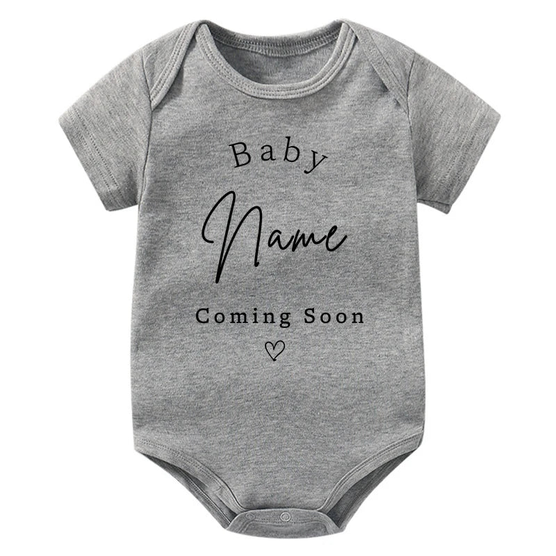 Personalisierter Baby-Body zur Schwangerschaftsankündigung, individueller Baby-Name, der bald kommt, Strampler aus Baumwolle, personalisierter Kleinkind-Overall.