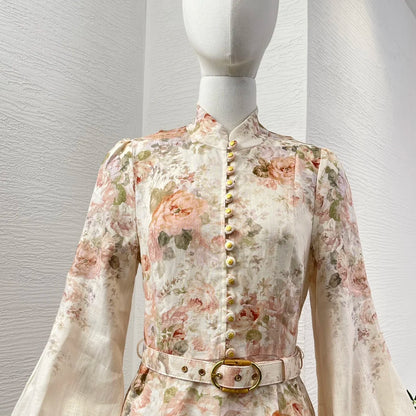 Schwarzes Leinen-Midikleid mit Rokoko-Blumendruck, langen Ärmeln und hoher Taille