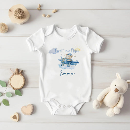 Benutzer definierte Name Erste Zeit Flyer & Bär Flugzeug drucken Baby Bodysuit lässig Kurzarm Säugling Stram pler Baby Souvenir Geschenke Kleidung.