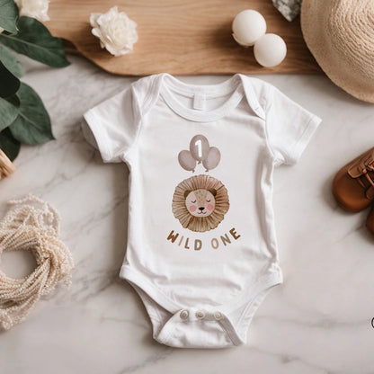 Wild One & Lion Muster druck Baby Stram pler lässig Kurzarm Geburtstag Baby Bodysuit ersten Geburtstag Sommer Junge Kleidung.