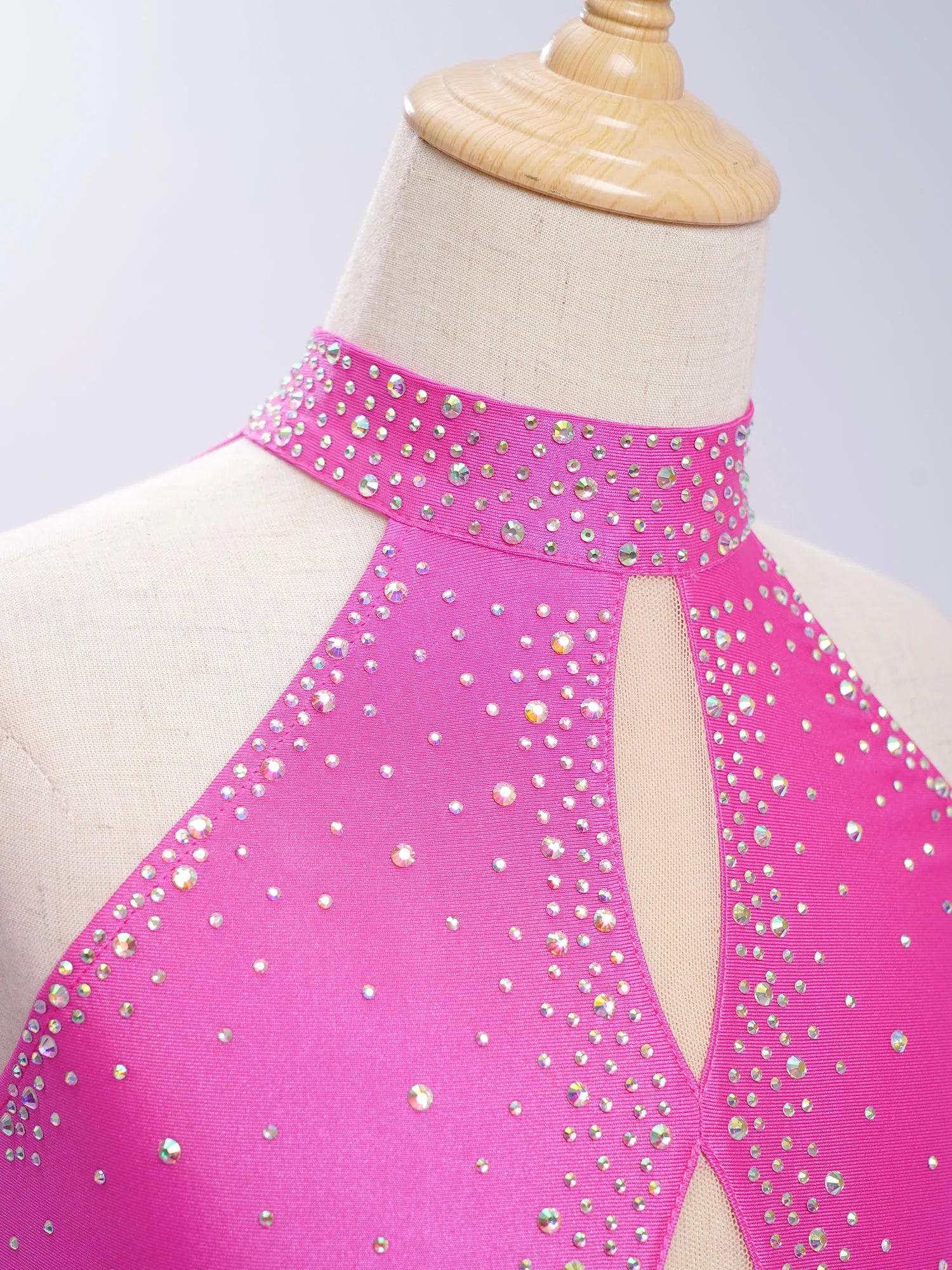 Eiskunstlauf-Kostüm für Teenager-Mädchen, lateinamerikanischer Tanz, Cha-Cha, Tango, Performance-Tanzbekleidung, ärmelloses, gestuftes Kleid mit Strasssteinen.