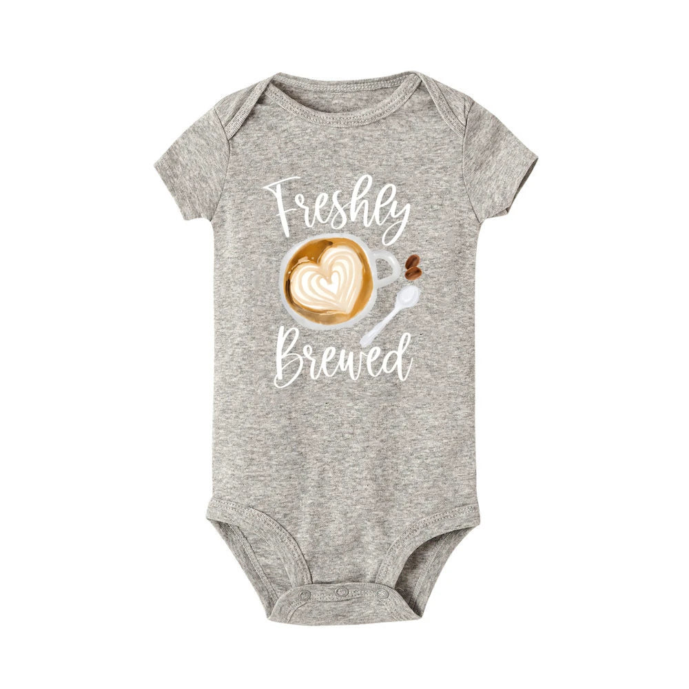 Frisch gebrühter Baby-Strampler, Kaffee, Schwangerschaftsankündigung, Neugeborenen-Body, Outfit, Kaffee, Babyparty, Geschenk, niedliche Säuglingskleidung.