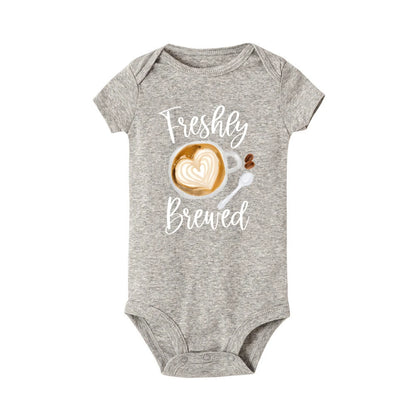 Frisch gebrühter Baby-Strampler, Kaffee, Schwangerschaftsankündigung, Neugeborenen-Body, Outfit, Kaffee, Babyparty, Geschenk, niedliche Säuglingskleidung.
