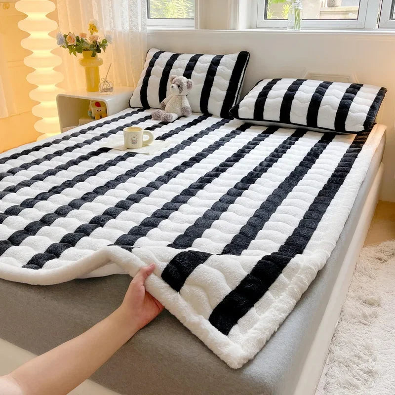 Checkered A-Class Thick Quilted Mattress 1 Pcs Warm Antibacterial Bed Pad for Autumn Winter Super Soft Fits Mattress for Single