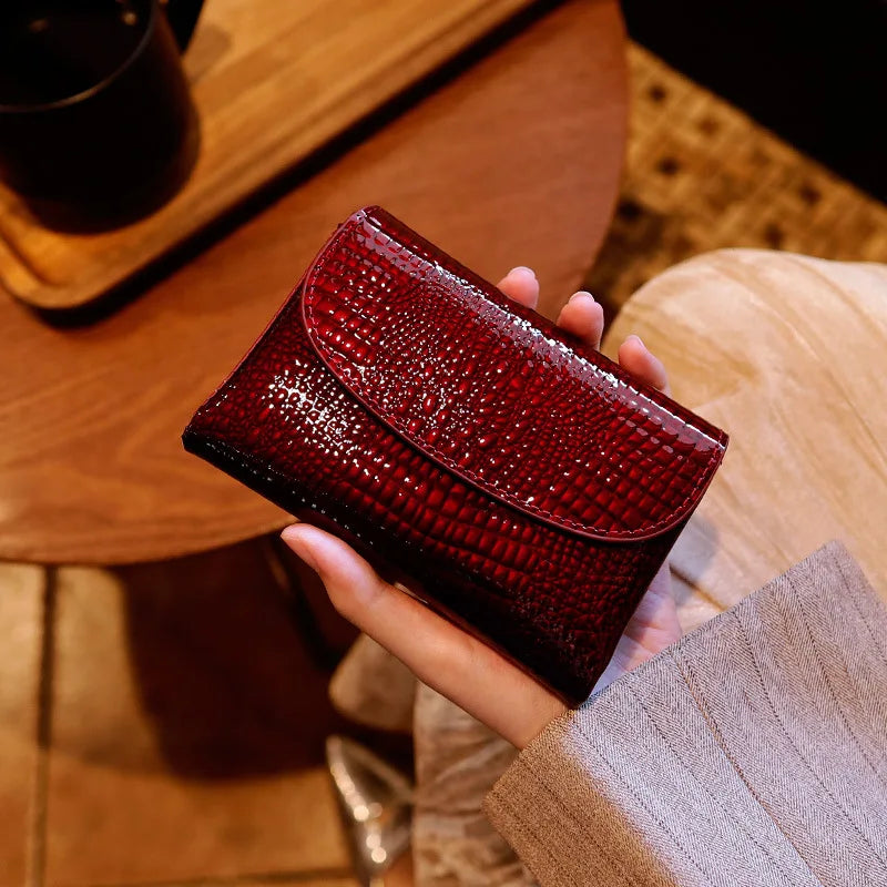 Magnetic Clasp Short Ladies Genuine Leather Wallet 2025 New Alligator Cow Leather Purse Woman RFID Card Holder Mini Clutch.