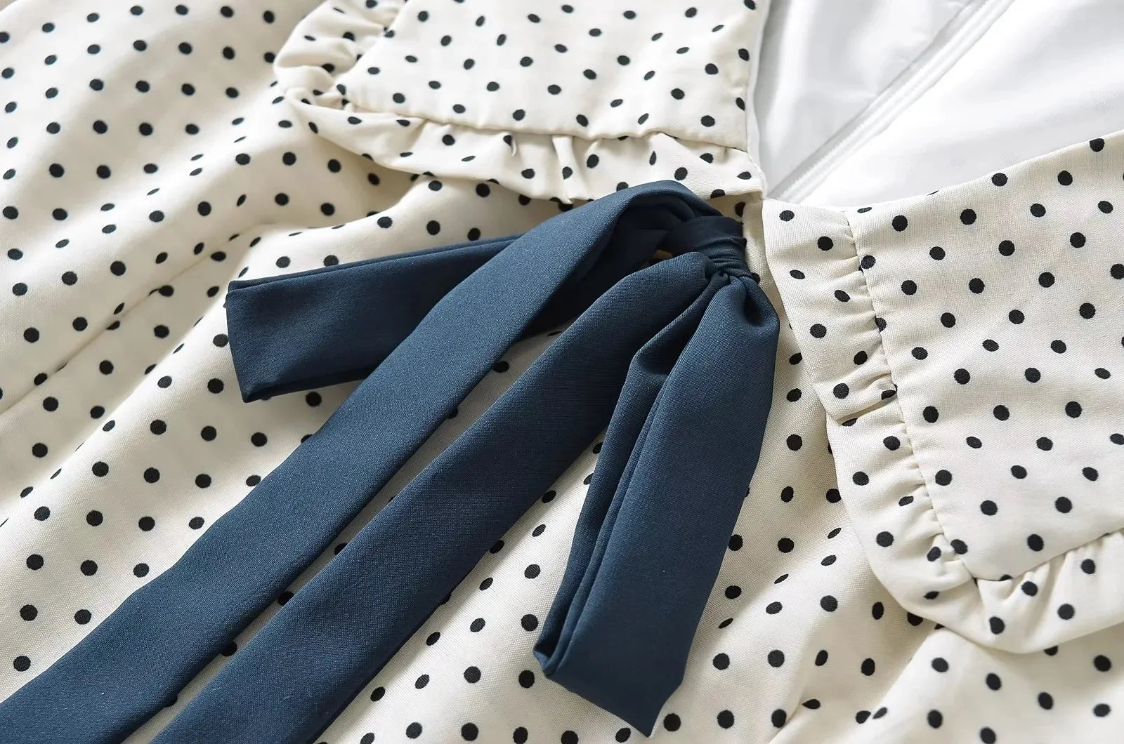 Luxus-Kleider für Damen, 2022, Sommer, kurzes Kleid, sexy, französisches Minikleid, kurzes Puffärmel-Minikleid mit Schleifendetail, Punktedruck.