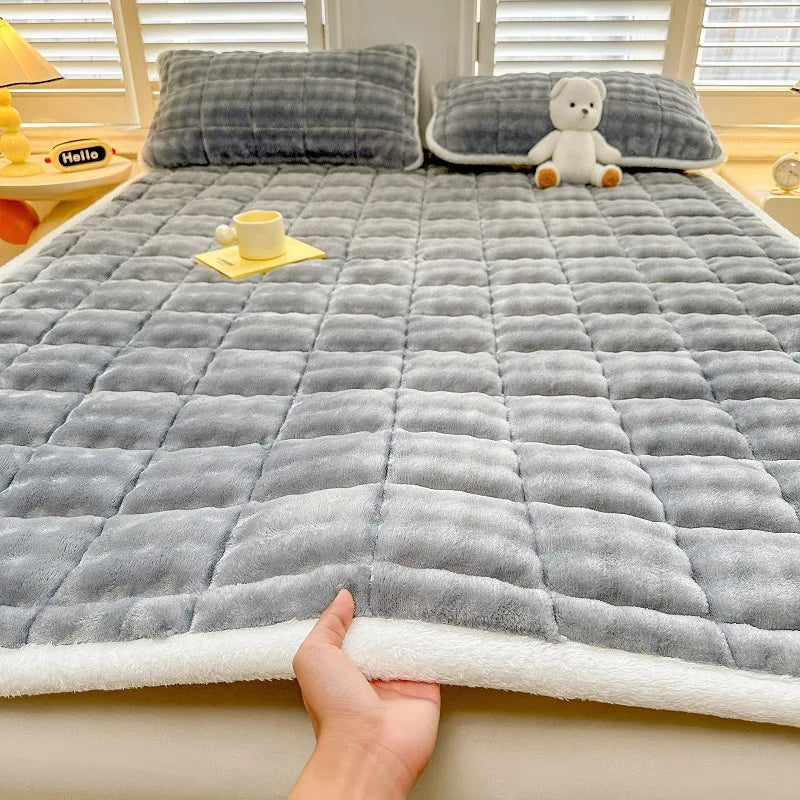 Warm Mattress Topper Quilted Bed Mat Cover Velvet Bed Linen Plush Mattress Protection Pad Матрасы Для Кровати (No Pillowcase).