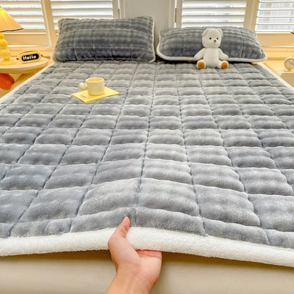 Warm Mattress Topper Quilted Bed Mat Cover Velvet Bed Linen Plush Mattress Protection Pad Матрасы Для Кровати (No Pillowcase).