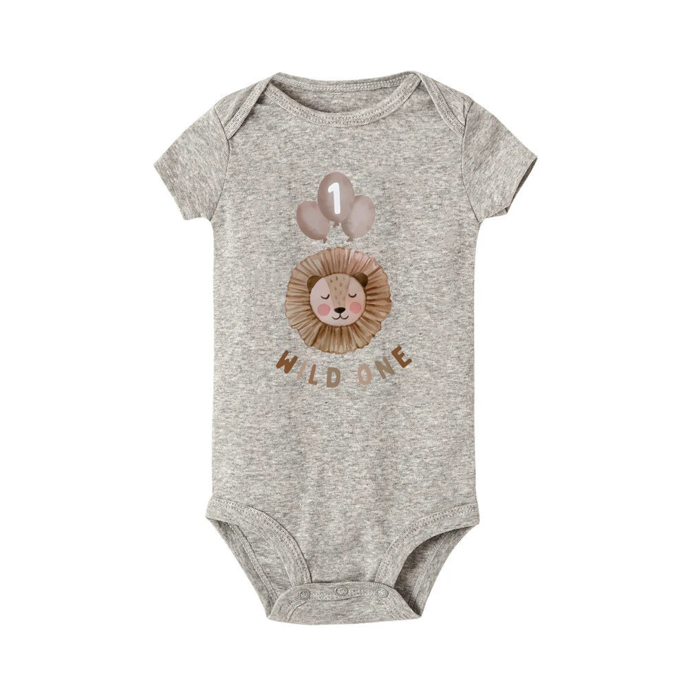 Wild One & Lion Muster druck Baby Stram pler lässig Kurzarm Geburtstag Baby Bodysuit ersten Geburtstag Sommer Junge Kleidung.