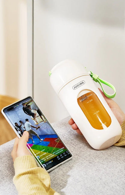 Portable Multi-function USB Wireless Juicer 12-blade Head Fast Juice Extraction 2600mAh Capacity Indoor and Outdoor Mixing Cup.