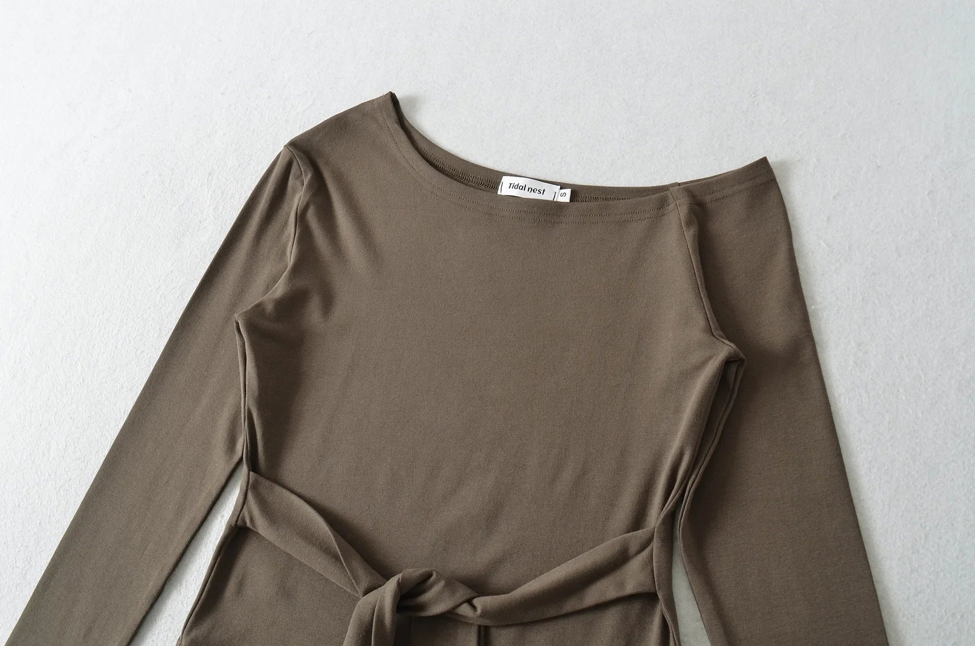 Sexy Long Sleeve T-Shirt Women's Waist Cinched Shoulder Bared Strap Design Autumn 2025 Irregular Halter Neck Top for Trendy Girl.