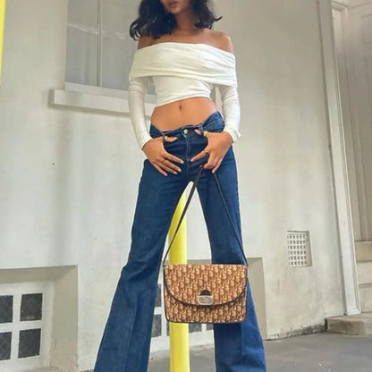 The new autumn women's fashion top is a sexy solid-color strapless one-shoulder pleated crop top T-shirt.