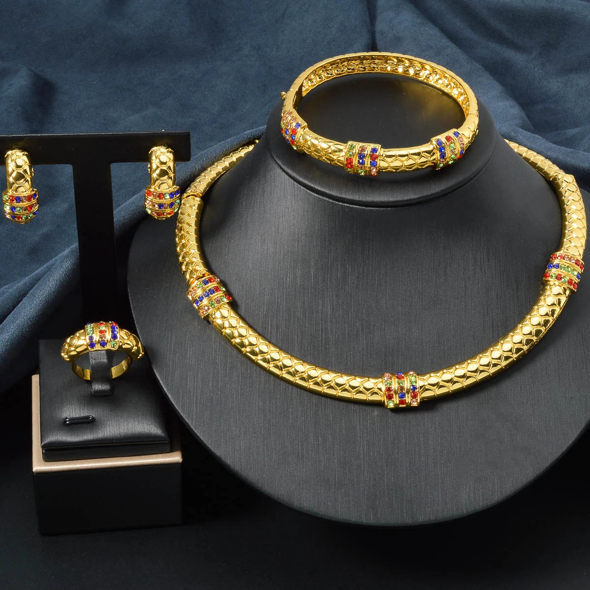 Luxury 18k Gold-Plated Women's Jewelry 4-Piece Round Necklace Bracelet Earrings Ring Gold Classic Dubai Wedding Gift.