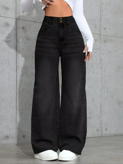 Women's straight jeans are casual in style with a comfortable fit with pockets, perfect for casual wear.