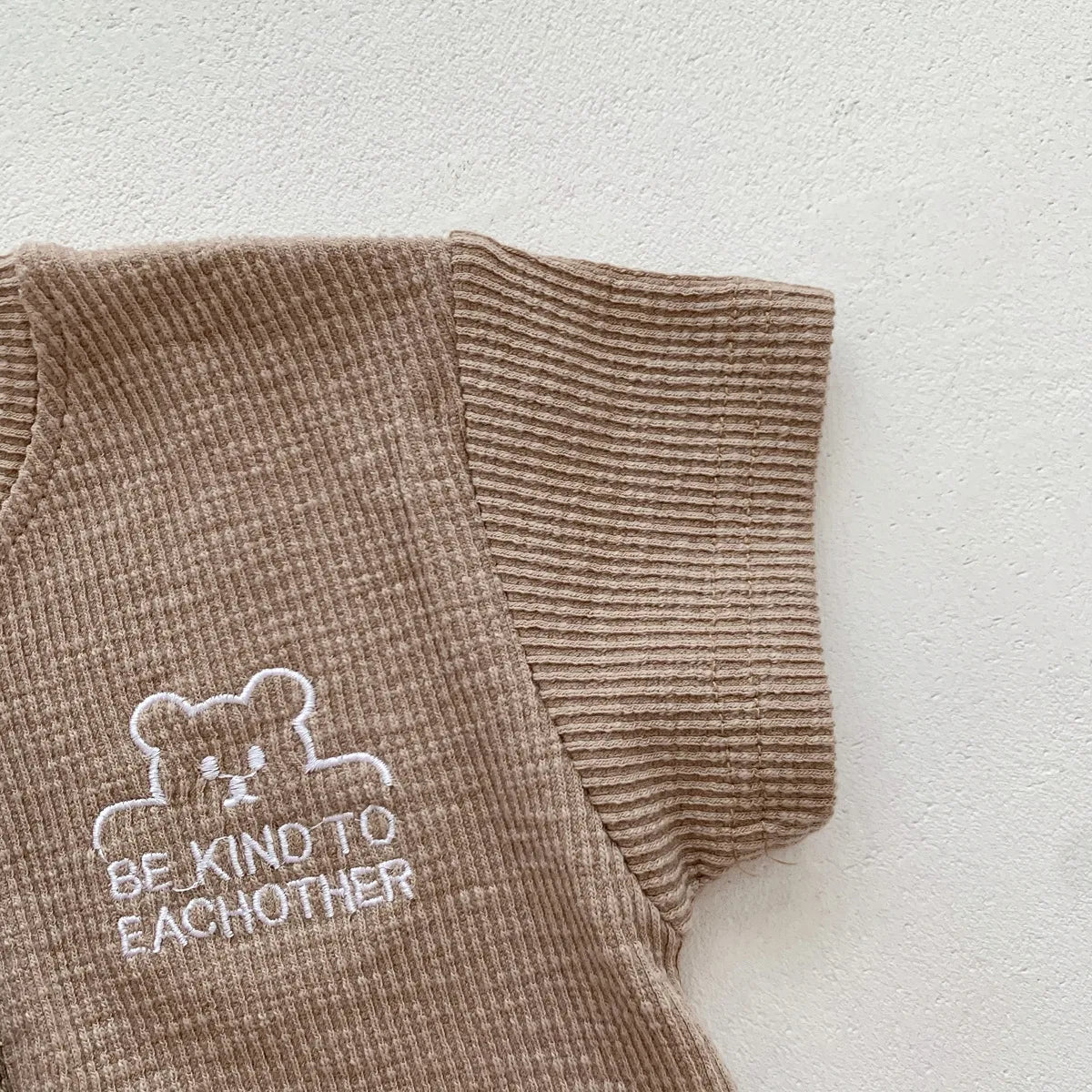 Baby Krabbeln Kleidung Sommer Kurzarm Cartoon Bär Brief Outfits Kinder Infant Bodys Baumwolle Ein Stück Klettern Anzug.