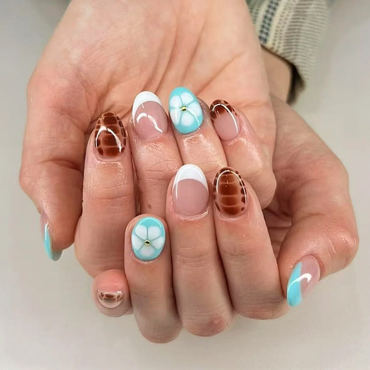24pcs Women'S Nail Set Burgundy Almond Shape Medium Length Solid Color with Floral Golden Dust Design Fake Nails for Women/Girls
