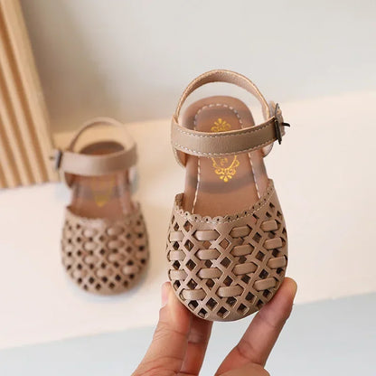 Children's Toes Capped Sandals Girl's Knitted Hollow Princess Shoes 2024 Summer New Anti Kick Soft Sole Casual Walking Shoes.