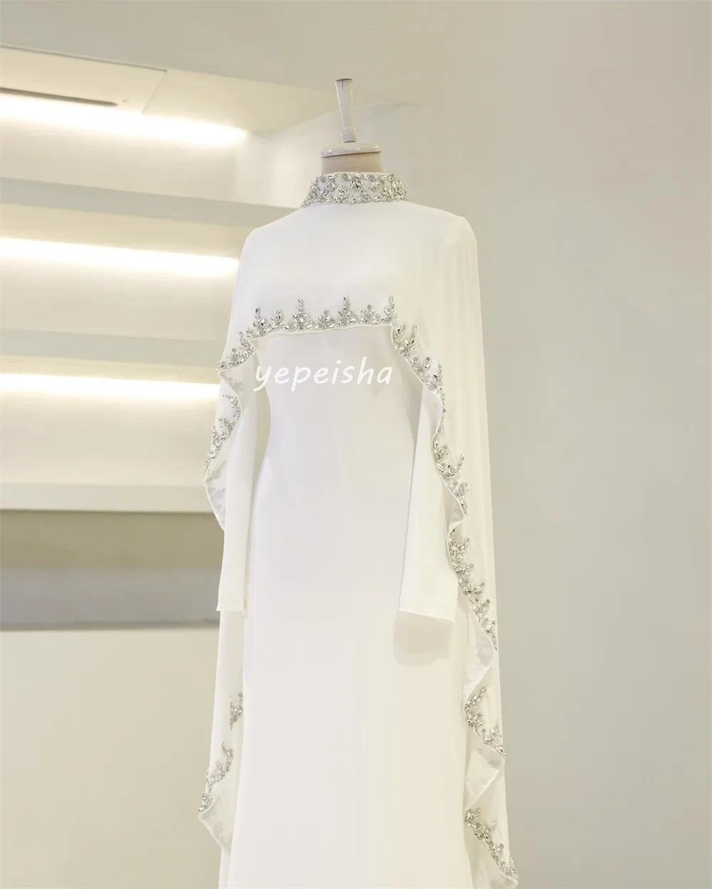 Maßgeschneiderte, moderne, komplizierte Jersey-Kleider mit Rüschen und Strasssteinen, geradem, hohem Kragen, lange Kleider, maßgeschneiderte Anlasskleider, klassisch.