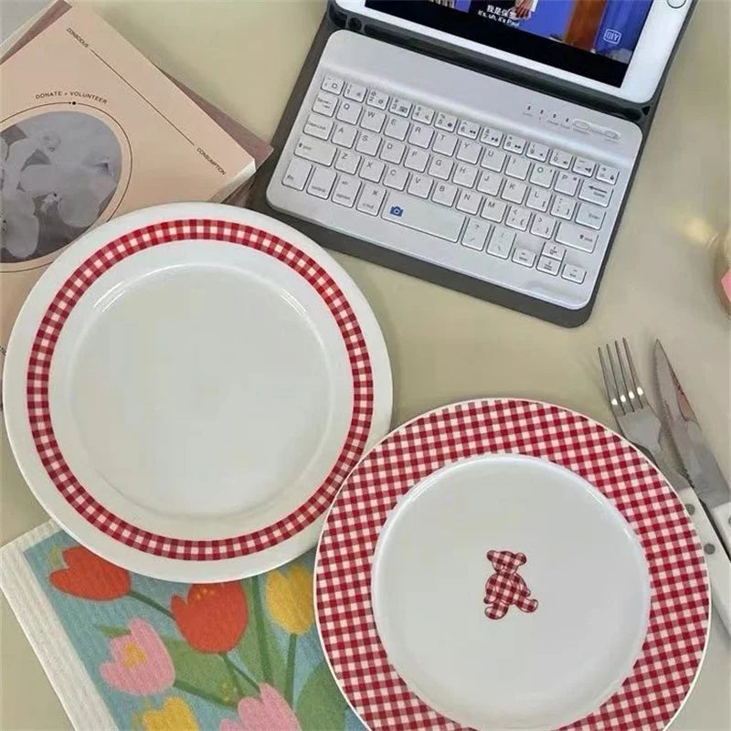 INS High Beauty Plate Vintage French Red Checkered Bear Plate Cute Ceramic Round Plate Dessert Breakfast Creative Dish Circular.