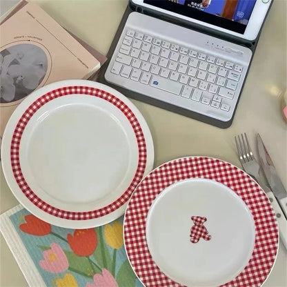 INS High Beauty Plate Vintage French Red Checkered Bear Plate Cute Ceramic Round Plate Dessert Breakfast Creative Dish Circular.