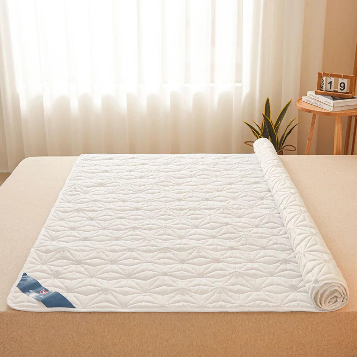 Waterproof Mattress Protector - Breathable Noiseless Mattress Cover Pad with 4 Elastic Corner Straps Fits up to 40 cm deep.