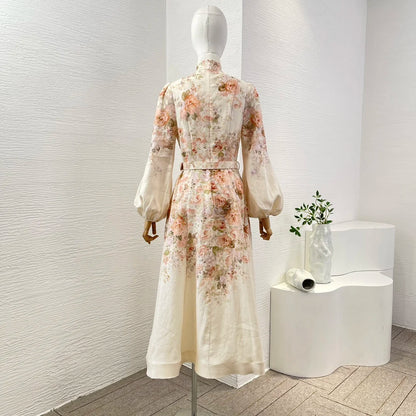 Schwarzes Leinen-Midikleid mit Rokoko-Blumendruck, langen Ärmeln und hoher Taille