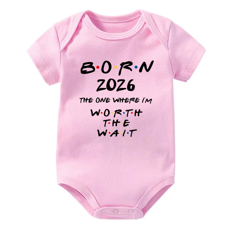 Geboren 2026: Derjenige, wo ich das Warten wert habe. Baby-Strampler, kurzärmeliger Baby-Body, Schwangerschaftsankündigung, Bitrh-Geschenk.