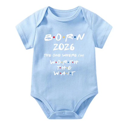 Geboren 2026: Derjenige, wo ich das Warten wert habe. Baby-Strampler, kurzärmeliger Baby-Body, Schwangerschaftsankündigung, Bitrh-Geschenk.