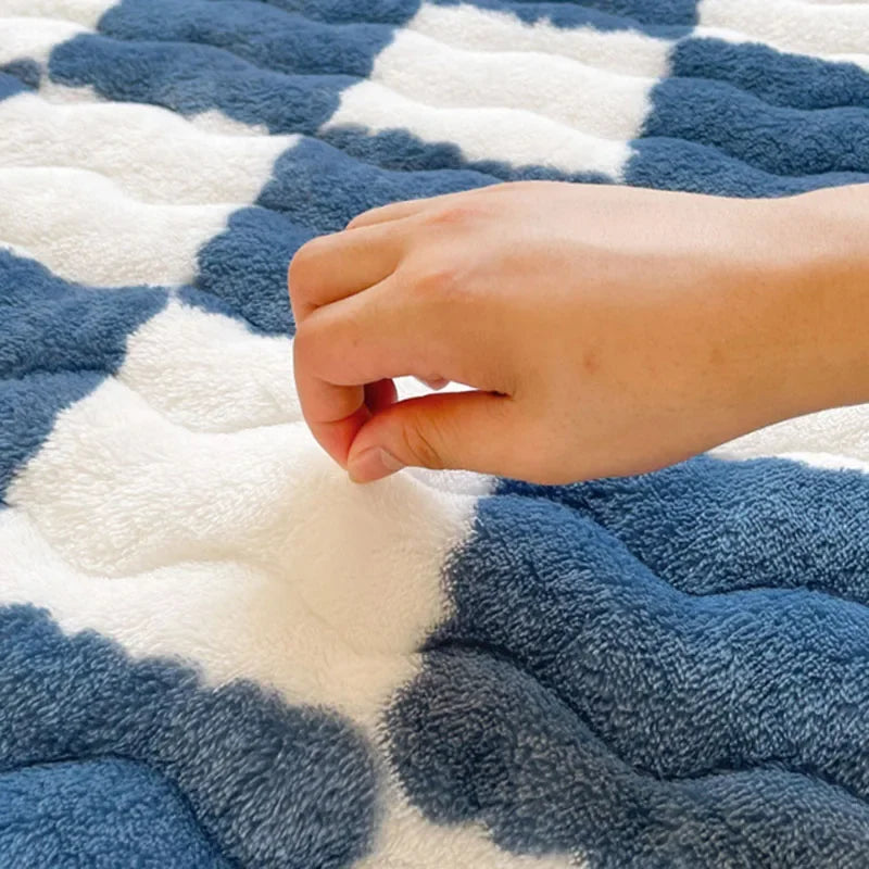 Checkered A-Class Thick Quilted Mattress 1 Pcs Warm Antibacterial Bed Pad for Autumn Winter Super Soft Fits Mattress for Single.
