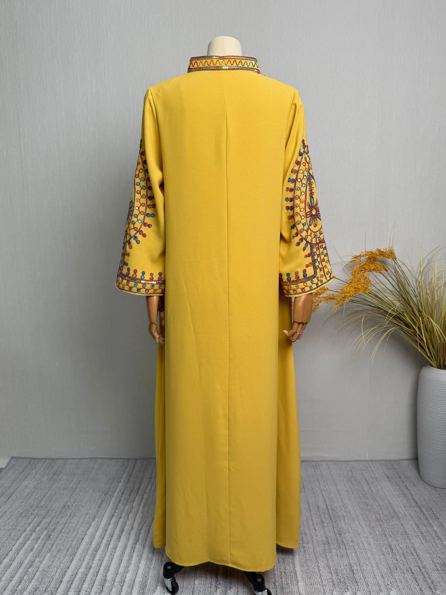 Dubai 2025 Hot Sell Moroccan Islam Women Style Yellow Abaya Intricate Hand Embroidered Patterns for Arabian Cultural Gatherings.