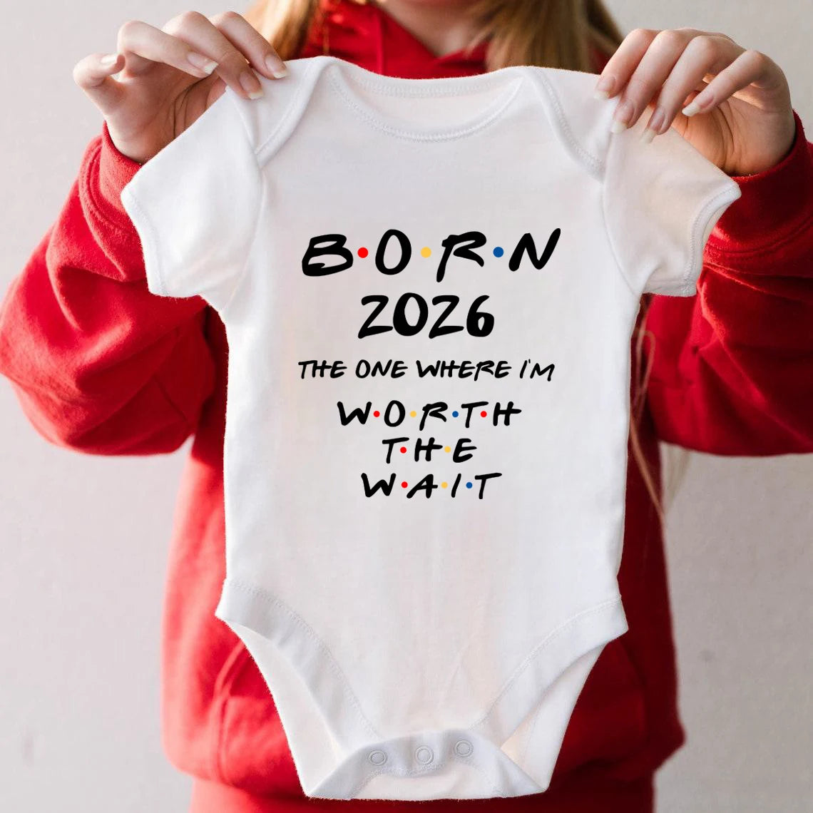 Geboren 2026: Derjenige, wo ich das Warten wert habe. Baby-Strampler, kurzärmeliger Baby-Body, Schwangerschaftsankündigung, Bitrh-Geschenk.